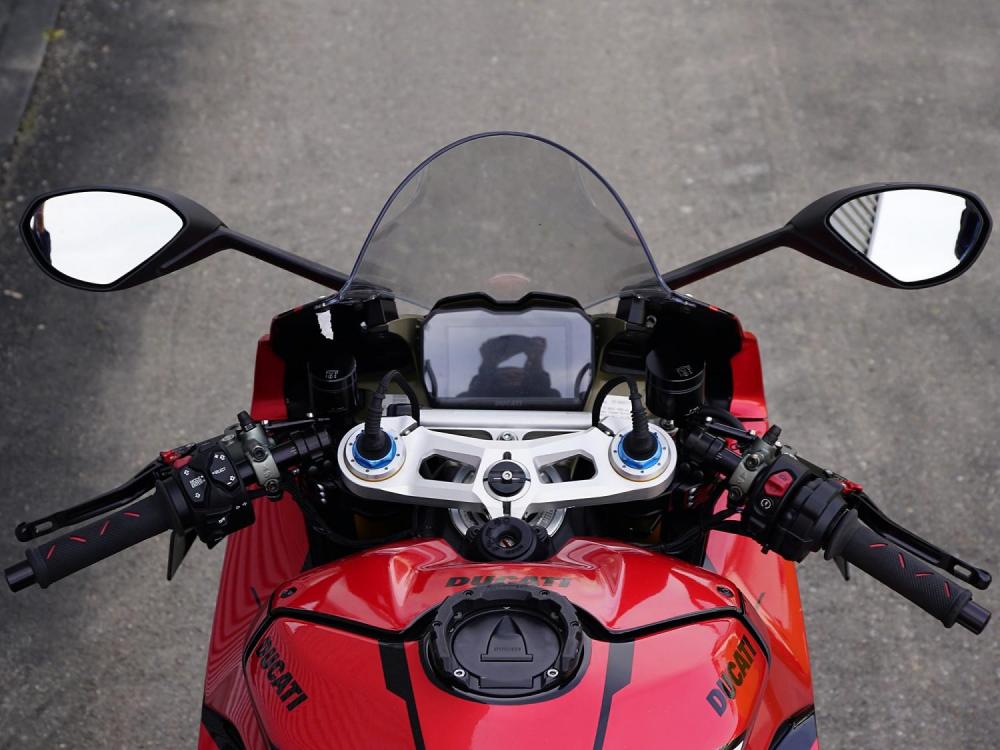 dsc02937-ducati-v4s-kit-multiclip-sport_2334eac80de5ac030eb955c8e70fdcdf.jpg